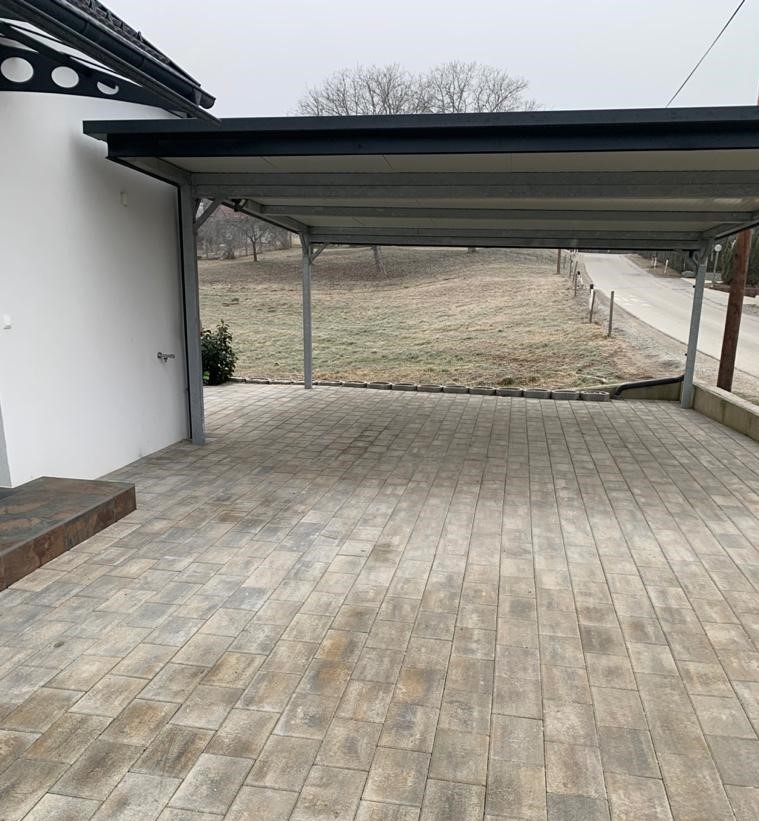 Terrasse und Carport